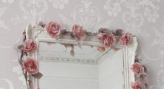 Espelho com enfeites de flores