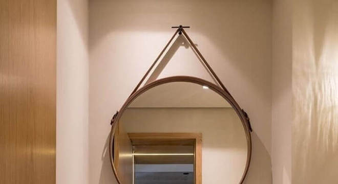 espelho redondo para banheiro decorado em tons neutros 