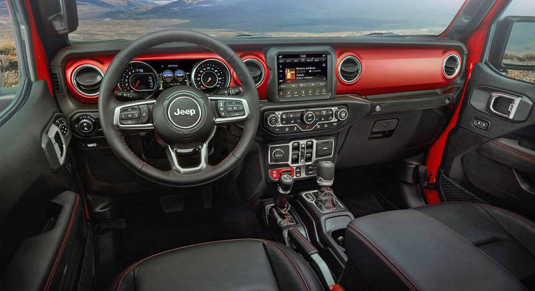 Interior é semelhante ao do Wrangler Rubicon mantendo estilo neo retrô típico dos modelos maiores da Jeep