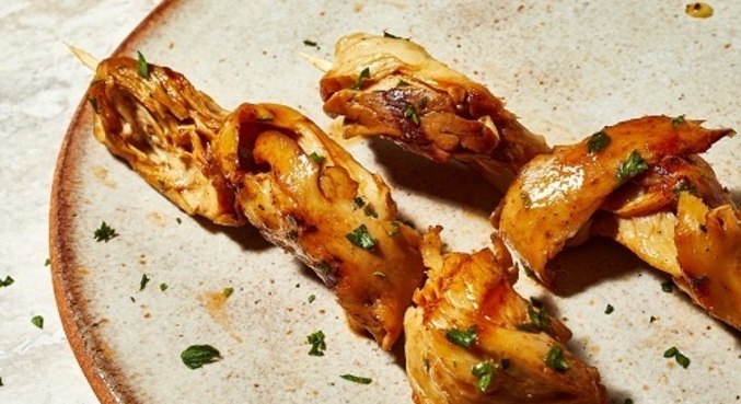Espetinhos de frango de laboratório, da Good Meat