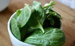 Uma xícara de espinafre cru possui 145 mcg de vitamina K. Esse vegetal é um excelente aliado para evitar problemas de constipação, por ser rico em fibras. O espinafre ainda combate o estresse oxidativo das células, contribui para a saúde ocular e possui componentes que podem desacelerar o crescimento de tumores