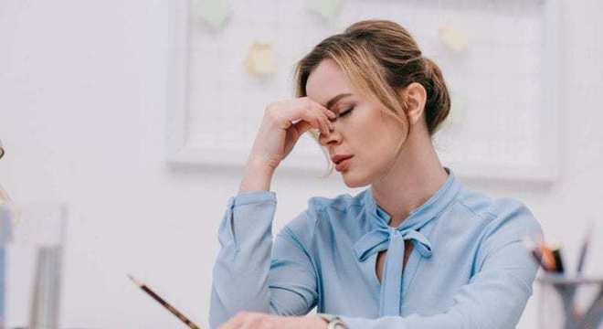 Espinhas na testa, saiba como acabar com elas e suas principais causas