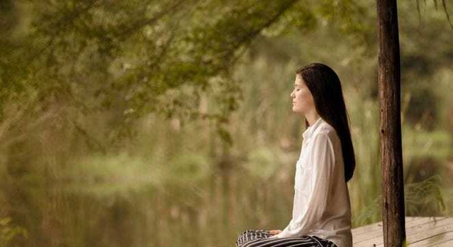 Espinhas na testa, saiba como acabar com elas e suas principais causas