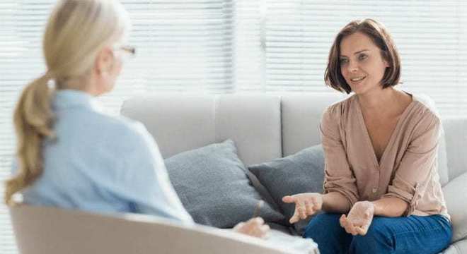 Espinhas na testa, saiba como acabar com elas e suas principais causas