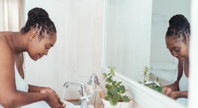 Espinhas na testa, saiba como acabar com elas e suas principais causas