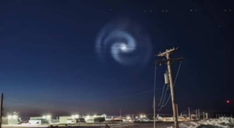 Uma espiral com formato semelhante ao de uma galáxia, brilhante e na cor azul, apareceu no céu do Alasca, na última terça-feira (18). A aparição foi registrada em meio à aurora boreal, três horas depois de o foguete lançado pela agência espacial de Elon Musk, SpaceX, ter liberado uma quantidade enorme de combustível no espaço* Estagiário do R7, sob supervisão de Filipe Siqueira