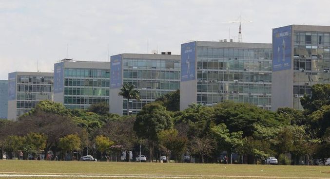 Muitos servidores públicos trabalham na Esplanada dos Ministérios, em Brasília