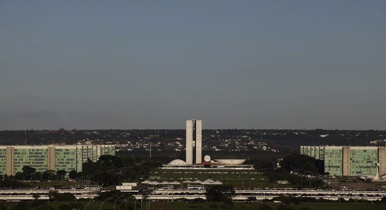 Esplanada dos Ministérios com o Congresso Nacional ao fundo