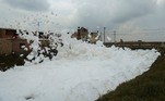 Segundo o governo local, a espuma que flutua no rio Balsillas vem de resíduos de detergente despejados no local
