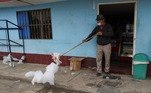 O lojista local Luis Romero reclamou de perder clientes toda vez que a espuma aparecia porque o cheiro desagradável afasta as pessoas
