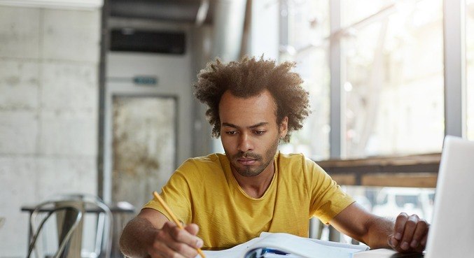 O parágrafo de desenvolvimento deve ser dividido em mais de um período