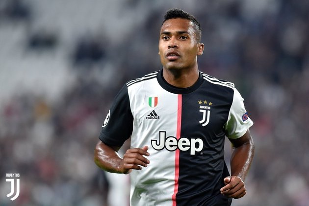 ESQUENTOU - A Juventus deve abrir mão dos serviços de Alex Sandro e outros quatro nomes na próxima temporada, segundo o 