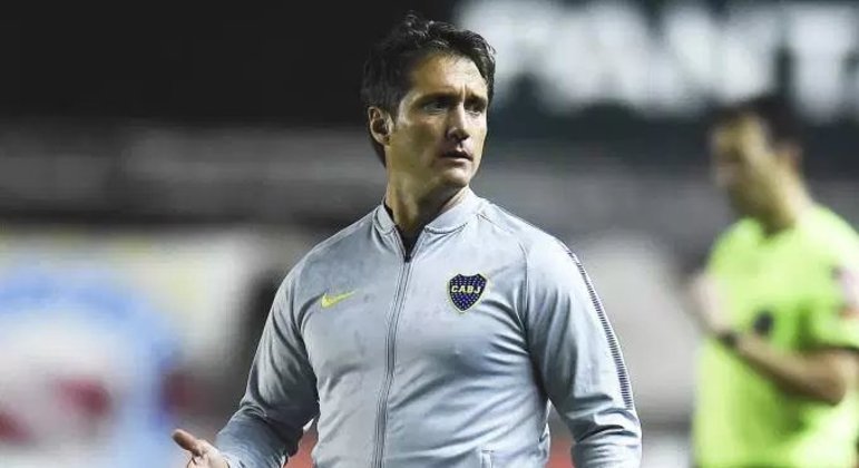 ESQUENTOU - A quarta-feira está agitada para Guillermo Barros Schelotto, que vê o seu nome envolvido em diversas especulações pela América do Sul. Se no começo do dia a informação é que o Racing quer a sua contratação, nesta noite a seleção paraguaia é a nova interessada.  Com Eduardo Berizzo pressionado no cargo, a expectativa é que o treinador tenha a sua última oportunidade nas rodadas das Eliminatórias de outubro.  Se o Paraguai não reagir, a demissão de Berizzo é uma certeza e a ideia é ter uma carta na manga para assumir o seu lugar.