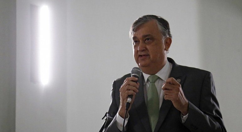 ESQUENTOU - A temporada ainda não acabou, mas o Botafogo já tem um planejamento inicial visando um eventual retorno à Série A do Brasileirão. Atual vice-líder da Série B com 47 pontos, o Alvinegro tem sólida campanha para tentar retornar à elite do futebol nacional. Durcesio explicou que o primeiro passo para o Botafogo renovar o time foi cortar vínculo com jogadores que não estavam nos planos - recentemente, Guilherme Santos, Lecaros e Diego Cavalieri rescindiram contrato com o clube - e promete trazer reforços.