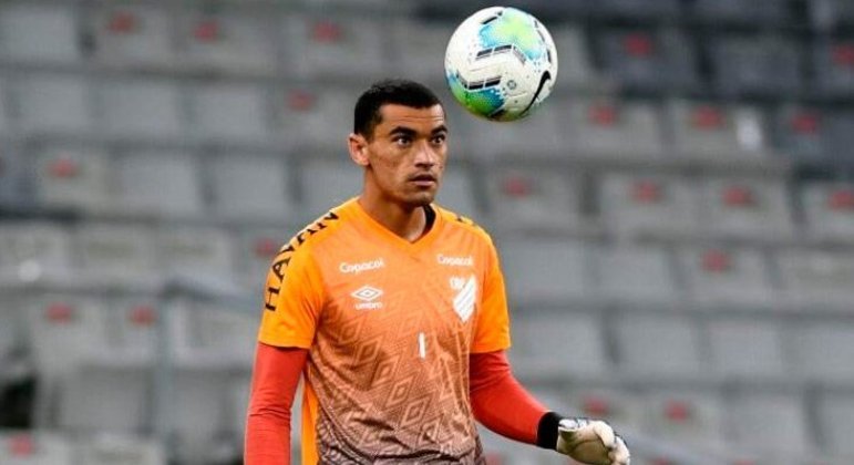 ESQUENTOU - Ainda antes de iniciar os trabalhos no Ninho do Urubu, Paulo Sousa já havia constatado carências no elenco. Ainda faltam chegadas para os outros setores, e Santos, arqueiro do Athletico-PR, é alvo e pode ter a sua saída facilitada pelo clube paranaense.