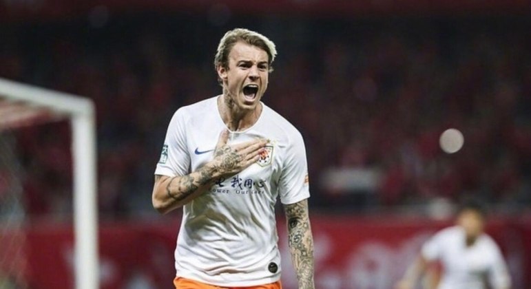 ESQUENTOU - Ao mesmo tempo em que se prepara para enfrentar o Flamengo, neste domingo, o Corinthians segue de olho em reforçar o elenco. Após Giuliano e Renato Augusto, o alvo da vez é Roger Guedes, jogador que o clube admite o interesse publicamente, como fez o presidente do Timão neste sábado. Ele ainda revelou que não há um 