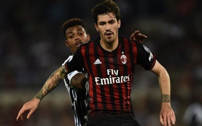 ESQUENTOU - Após uma pequena novelam, Alessio Romagnoli decidiu iniciar as negociações para renovar o seu contrato com o Milan, reduzindo a quantia que receberia em relação ao sua folha atual, de acordo com La Gazzetta dello Sport.
