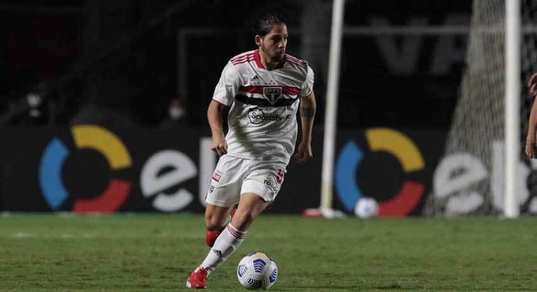 ESQUENTOU - Atualmente emprestado ao São Paulo pelo Independiente, da Argentina, Benítez tem somente dez jogos restantes na temporada para fazer o clube decidir contratá-lo em definitivo ou negociar uma extensão do empréstimo. Em seu atual contrato de empréstimo, o Tricolor pode desembolsar uma quantia de cerca de R$ 16 milhões para contratar o meia de maneira direita, sem precisar negociar. O diretor de futebol, Carlos Belmonte, pretende estender o empréstimo de Benítez.