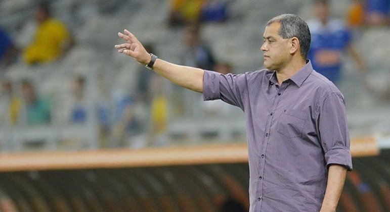 ESQUENTOU - Chiqui Arce é um ídolo do futebol paraguaio e tem muito carinho da torcida do Cerro Porteño, clube que dirige no momento. O seu contrato com o treinador encerra no fim do ano e, a sua permanência ainda é tema de muita discussão, já que não houve negociação até o momento. Porém, segundo o vice-presidente do Ciclón, Juan Zapag, Arce não está pressionado no cargo e a sua continuação não terá influência com a chegada ou não de títulos.