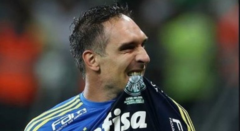ESQUENTOU - Com a saída de Edu Dracena, ex-assessor técnico, da diretoria do Palmeiras, os olhares focaram no ex-goleiro Fernando Prass. O ídolo palmeirense realizou 300 horas de estágio obrigatório no clube, devido a sua graduação em administração na Faculdade das Américas, e irá à Europa para adquirir conhecimento com diretores de dois clubes.