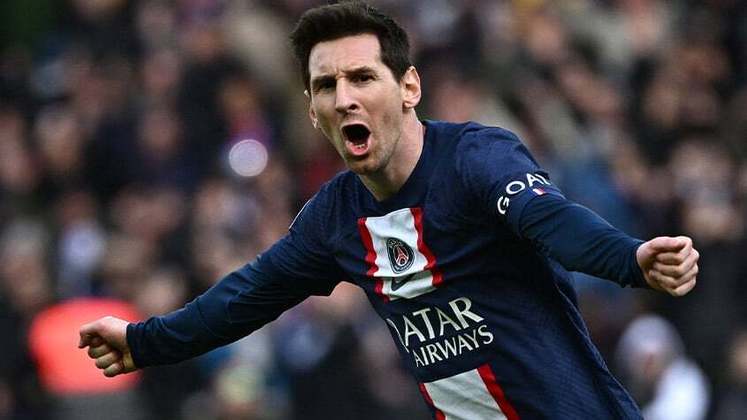 ESQUENTOU - Com a situação indefinida, Messi recebeu uma proposta astronômica. Segundo o jornalista Fabrizio Romano, o Al-Hila (SAU) ofereceu oficialmente um salário de 400 milhões de euros (aproximadamente R$2 bilhões) por ano.