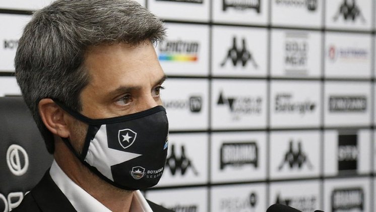 ESQUENTOU - Com cautela, o Botafogo começou a traçar planos para a próxima temporada. Em entrevista divulgada neste sábado (6) pela Botafogo TV, o diretor de futebol Eduardo Freeland adiantou que a cúpula alvinegra já trabalha com renovações de contrato para a temporada de 2022.