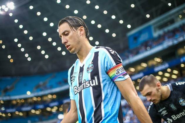 ESQUENTOU - Com Geromel lesionado, o Grêmio avalia ir ao mercado para contratar um zagueiro. O atleta ainda não atuou em 2023 e não tem previsão de entrar em campo.