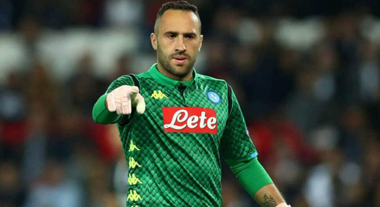 ESQUENTOU - Considerado um dos grandes goleiros do futebol mundial, David Ospina, que atualmente defende o Napoli, da Itália, despertou a atenção de outra equipe da Serie A. Segundo o jornal Il Mattino, a Inter de Milão estaria disposta a contar com o atleta em seu plantel, visando substituir Samir Handanovič, hoje com 37 anos.
