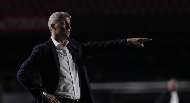 Hernán Crespo (Argentina) - 46 anos - Desempregado desde outubro de 2021 - Crespo é um nome forte no mercado sul-americano e pode voltar a trabalhar em breve. O treinador teve propostas do futebol europeu, mas para times de menor expressão nas grandes ligas. O fato de conhecer o futebol brasileiro, por ter dirigido o São Paulo, pode ser um atrativo em seu currículo