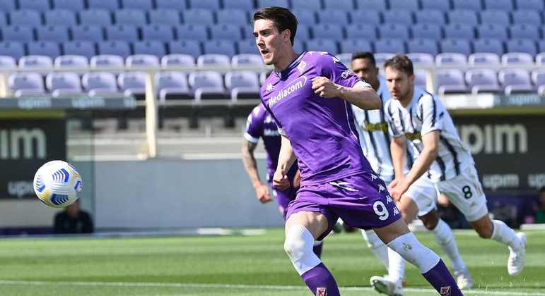 ESQUENTOU - Destaque da Fiorentina, Dusan Vlahovic atraiu a atenção da Juventus e uma investida da Velha Senhora no atacante deve estar próxima de acontecer. Na janela europeia de inverno, a Juve deverá tentar a contratação do camisa 9 e sabe que o preço não será por menos de 60 milhões de euros, conforme La Gazzetta dello Sport.