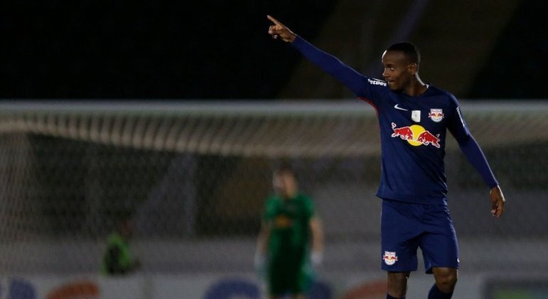 ESQUENTOU - Já Helinho tem a sua situação praticamente definida. Emprestado ao Red Bull Bragantino, o atacante deve ser comprado pela equipe de Bragança Paulista, que inclusive já até comunicou sua intenção de ficar com o jogador ao São Paulo. A cláusula de compra gira em torno de R$ 23 milhões, com o São Paulo possuindo ainda 20% de uma futura vendo do jogador. 