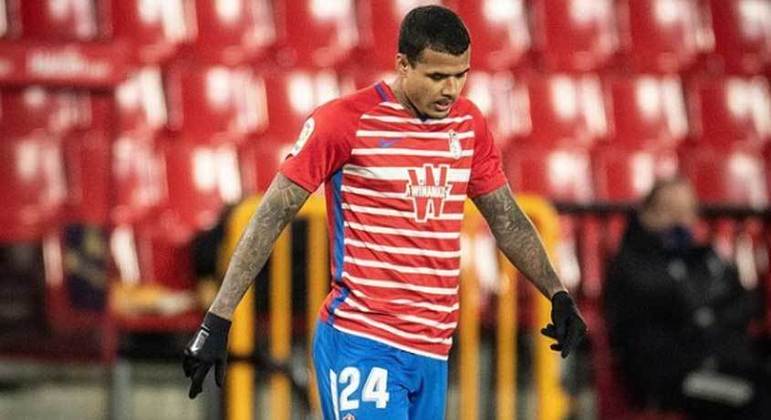 ESQUENTOU - Marcos Braz e Bruno Spindel estão em Lisboa. Pela obrigação de quarentena, a ida para a Inglaterra, visando à negociação com o Chelsea por Kenedy, atravanca. Novamente, há esperança pelo fator interesse do atleta, que chegou a se reunir presencialmente com dirigentes do Fla no Ninho do Urubu, em maio. o Chelsea ainda não definiu a situação de Kenedy, que tem vínculo até 2024 e voltou a Londres após um empréstimo ao Granada, da Espanha.