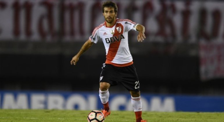 ESQUENTOU - Mirando seus compromissos na atual temporada, a direção do River Plate segue sem definir as situações de alguns atletas que encerram seus contratos em dezembro. Com isso, segundo Maximiliano Grillo, em informações a TNT Sports Continental, o goleiro Germán Lux tem analisado a possibilidade de aposentar-se em dezembro. O atleta, por sua vez, não tem tido muitas oportunidades. Outro nome que também poderá encerrar sua carreira é Leonardo Ponzio.