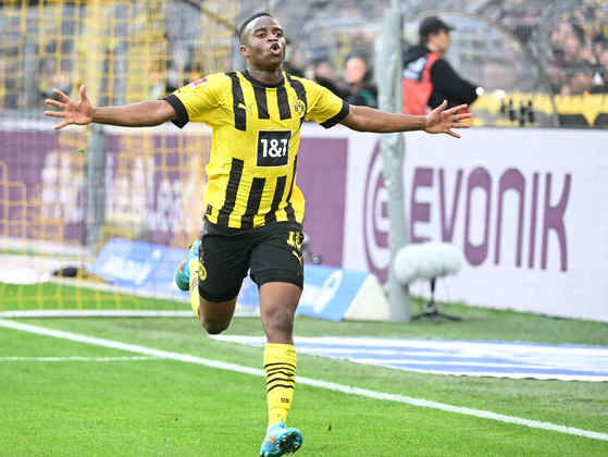 ESQUENTOU - Moukoko, joia do Borussia Dortmund, tem contrato até 2023 com o time alemão e está na mira de gigantes europeus, conforme afirma o 