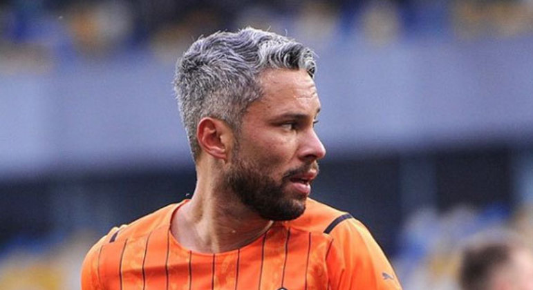 ESQUENTOU - Nesta segunda-feira (27), o ex-jogador do São Paulo, Marlos, virou notícia após declaração do diretor do Shakhtar Donetsk, da Ucrânia. Segundo o executivo, o meia brasileiro, naturalizado ucraniano, deseja voltar ao Brasil após dez anos em seu time. Com passagem pelo Tricolor, o Morumbi passa a ser um destino especulado para o atleta.