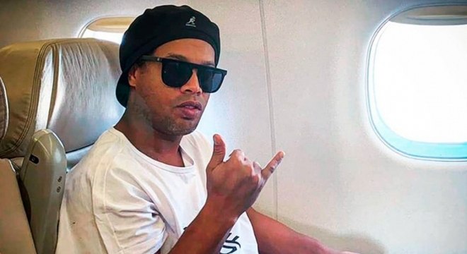Ronaldinho Gaúcho deverá voltar ao Brasil já na segunda-feira. Cinco meses preso