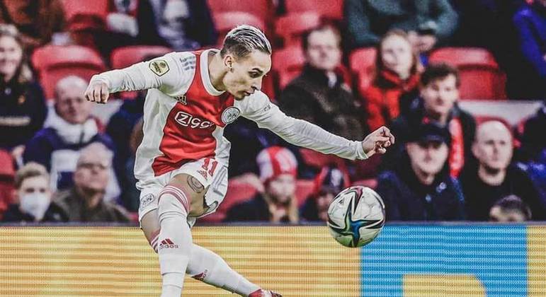 ESQUENTOU - Nome muito cobiçado no mercado de transferências, o atacante Antony, do Ajax, segue com situação indefinida no clube holandês. O técnico dos Godenzonen, Alfred Schreuder, comentou sobre o jogador brasileiro. Perguntado se temia que o ex-São Paulo fosse vendido, Schreuder declarou que isso não passa pela sua cabeça, mas que, em caso de negociação, o Ajax teria problemas para repor a saída.