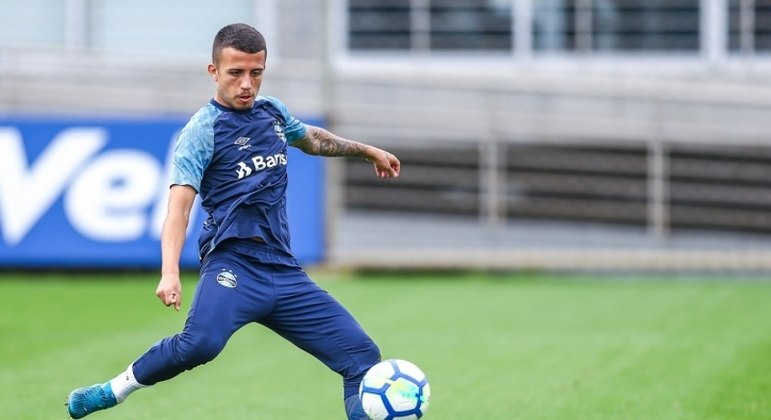 ESQUENTOU - Nos últimos dias, o Grêmio tomou conta dos noticiários por conta das possíveis negociações de saídas e chegadas de atletas ao elenco de Felipão. Nesta sexta-feira, o zagueiro Ruan e o volante Matheus Henrique tiveram suas vendas encaminhadas para o futebol europeu. Ambos devem atuar pelo Sassuolo-ITA.