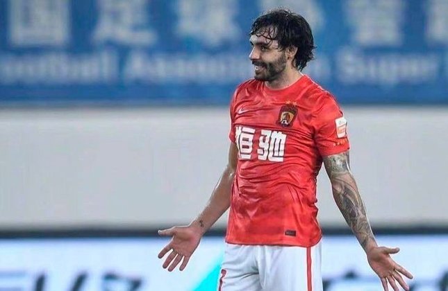 ESQUENTOU - O atacante Ricardo Goulart encaminhou sua rescisão contratual com o Guangzhou Evergrande, da China, e pode retornar ao Brasil em 2022, segundo o 