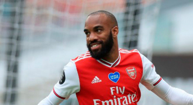 ESQUENTOU - O Atlético de Madrid monitora o impasse entre o atacante Lacazette e o Arsenal, segundo o portal 