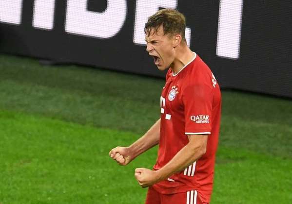 ESQUENTOU - O Bayern de Munique pode optar por aplicar uma redução salarial em Joshua Kimmich pelo fato do jogador não ter se vacinado, segundo o 