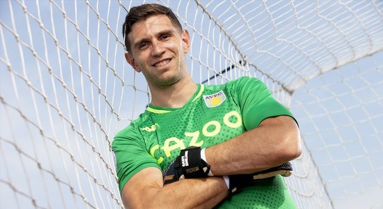 ESQUENTOU - O bom desempenho do goleiro Emiliano Martínez, tanto no Aston Villa como na Seleção Argentina, atraiu o interesse do Tottenham, que passou a olhar com mais carinho para o arqueiro. A ideia dos Spurs seria contratá-lo e prepará-lo para substituir Hugo Lloris.