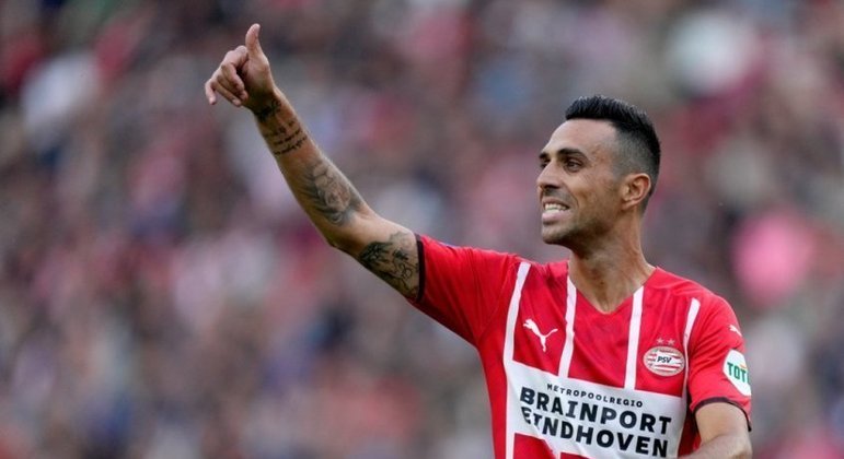 ESQUENTOU - O Botafogo está indo longe em busca de reforços. O nome da vez é o de Eran Zahavi, atacante israelense do PSV, da Holanda. Ocorreu uma reunião entre o jogador de 34 anos e a diretoria do Alvinegro na semana passada.
