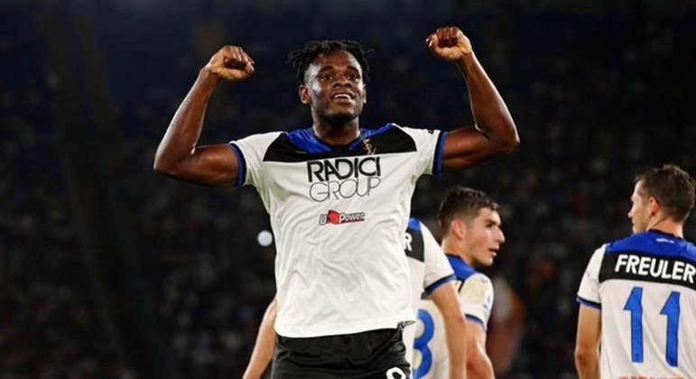 ESQUENTOU - O Chelsea tem sondado a situação do atacante Duván Zapata, da Atalanta. Segundo a imprensa europeia, ele é visto como o reserva ideal para Lukaku, tendo em vista que Werner não vem agradando Thomas Tuchel. A tendência é que os Blues aceitem pagar 45 milhões de euros para contratá-lo, mas o negócio só seria feito caso o Chelsea vendesse Werner, e a Juventus é uma das interessadas no alemão.