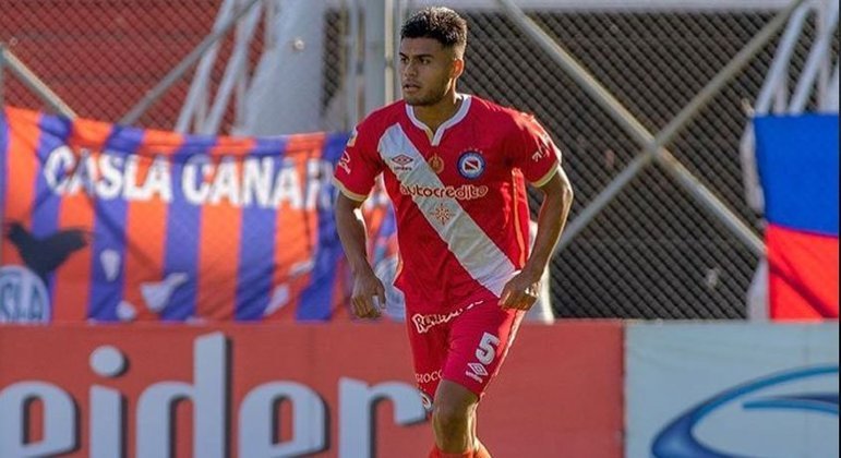 ESQUENTOU - O Corinthians encaminhou a contratação do meio-campista Fausto Vera. A diretoria alvinegra se reuniu com o presidente do Argentinos Juniors, Cristian Malaspina, e um advogado do clube argentino para acertar os últimos detalhes da venda.