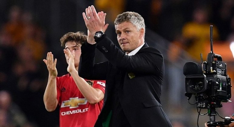 ESQUENTOU - O diretor esportivo do Manchester United pensará a respeito do futuro de Solskjaer nos próximos dias, já cancelando s compromissos e marcando uma reunião com o dono do clube para tomar uma decisão, segundo Fabrizio Romano.