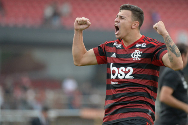 ESQUENTOU - O Flamengo encaminhou a venda do volante Hugo Moura. O Rubro-Negro quer dar rodagem ao volante de 22 anos e, por isso, está propenso a aceitar a oferta do Coritiba por empréstimo, sem passe fixado redigido em contrato, até fevereiro de 2021.