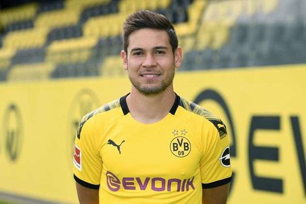 ESQUENTOU - O lateral-esquerdo Raphael Guerreiro não chegou a um acordo para renovar o contrato com o Borussia Dortmund, segundo o 