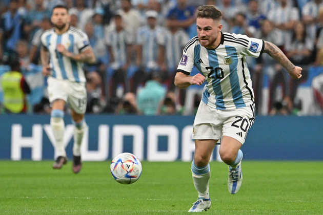 ESQUENTOU - O meia argentino Alexis Mac Allister, do Brighton, está na mira do Manchester City, de acordo com o jornal inglês 