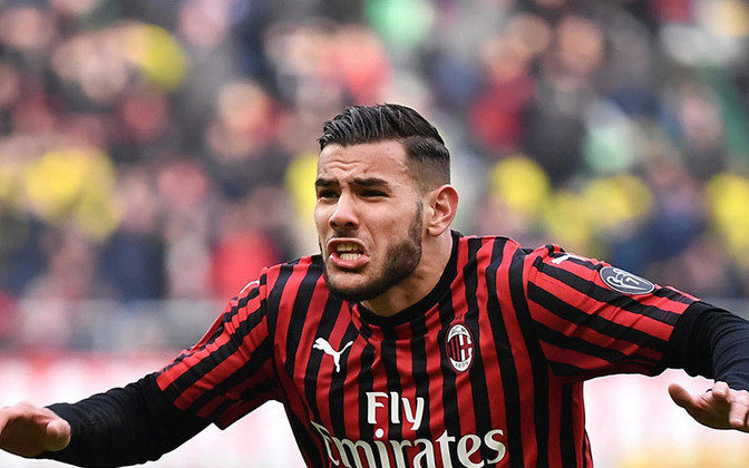 ESQUENTOU - O Milan irá fazer uma proposta de renovação contratual para Theo Hernandez, segundo o 